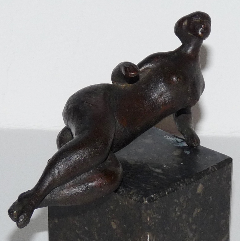 Piet van Heerden, Bronzen beeld op marmeren sokkel, Liggend naakt kopen? Bied vanaf 250!