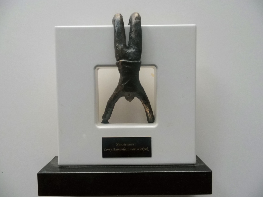 Corry Ammerlaan van Niekerk brons op keramiek en marmeren voet kinderspel kopen? Bied vanaf 70!