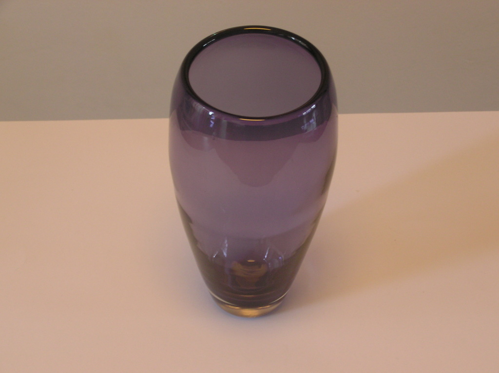 Scandinavisch glas, grote dubbel gelaagde amethyst kleurige vaas kopen? Bied vanaf 15!