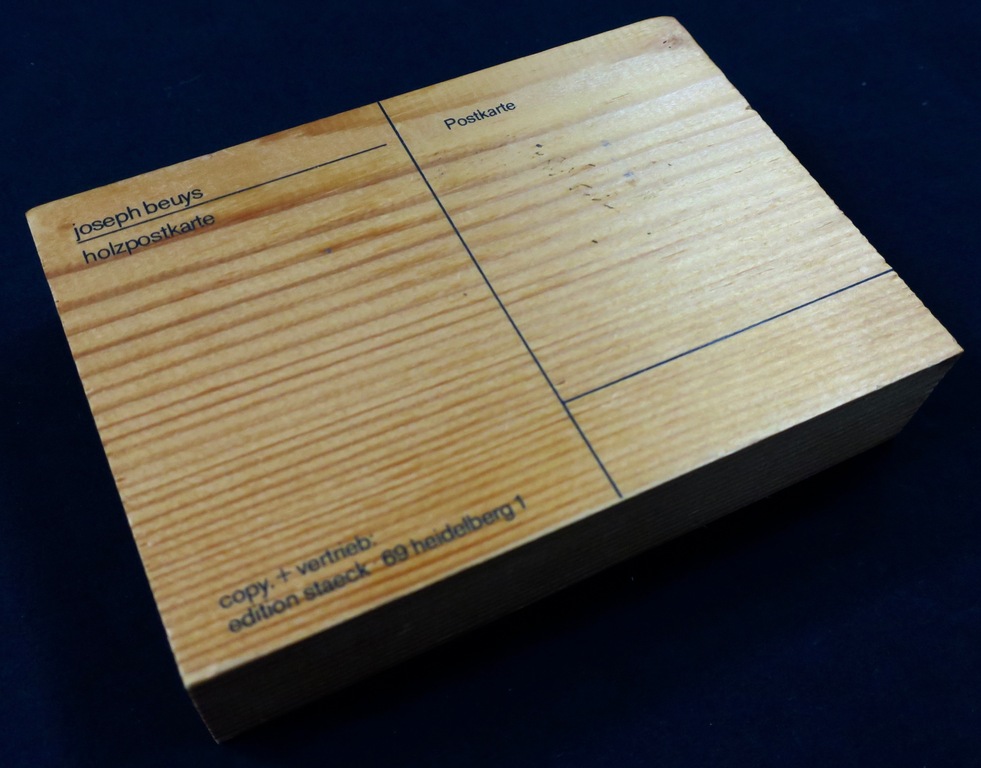 Joseph Beuys: Zeefdruk op pijnhout, Holzpostkarte verkocht voor € 160!