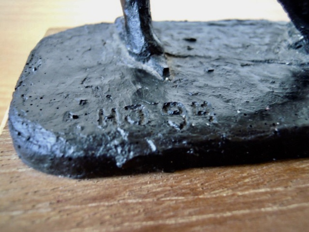 Prachtig beeldje van SCHAATSER 15 cm hoog - gesigneerd HJ kopen? Bied vanaf 1!