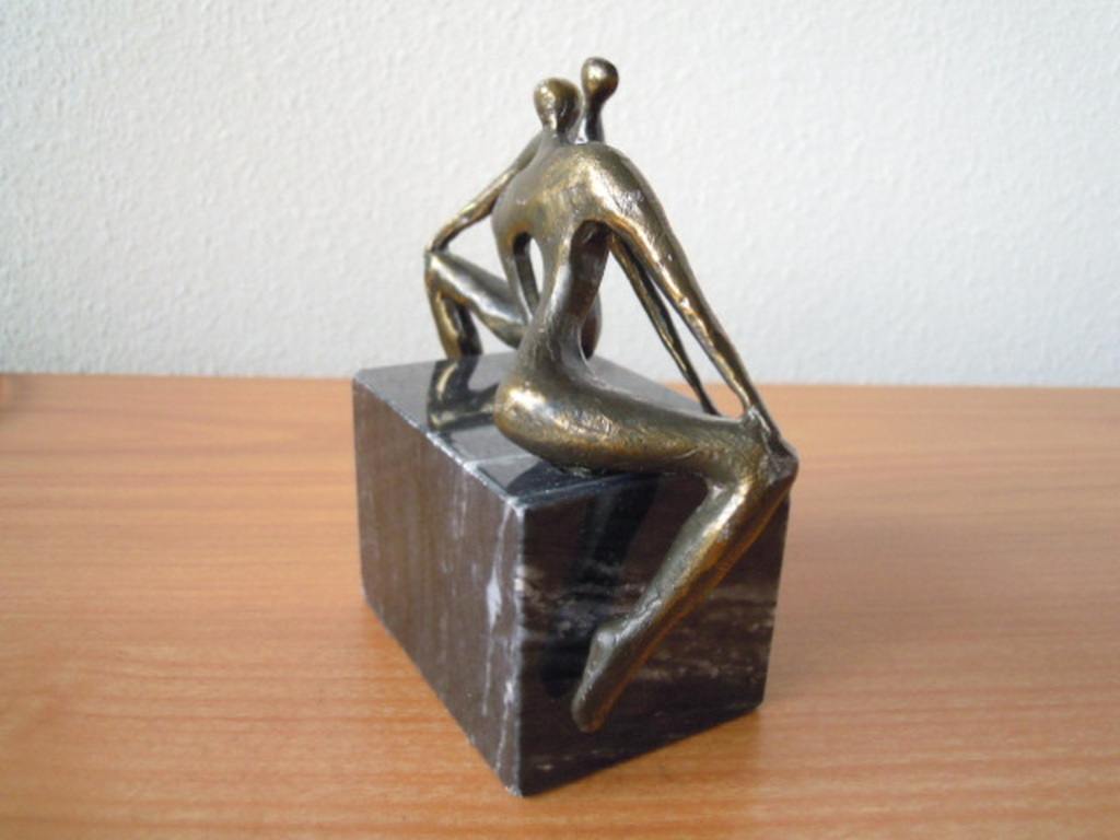 Corry Ammerlaan beeldje 2 personen op bankje - 12 cm hoog.  kopen? Bied vanaf 25!