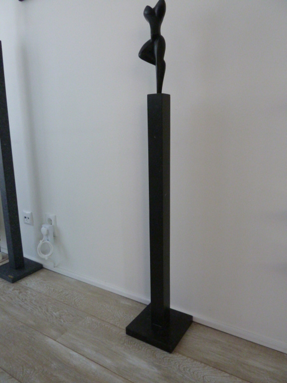 Bronzen moderne sculptuur (vrouw) op natuurstenen sokkel/zuil&nbsp; verkocht voor € 250!