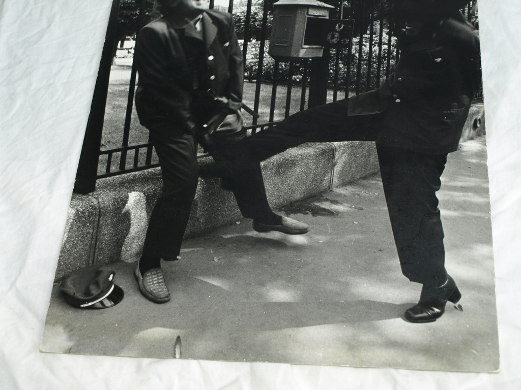 Kim Camba : foto - ‘Schop in kruis’ - gelatinezilverdruk, 1973, oplage 28 ex. kopen? Bied vanaf 1!