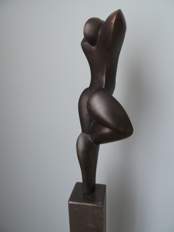 Bronzen moderne sculptuur (vrouw) op natuurstenen sokkel/zuil  kopen? Bied vanaf 250!
