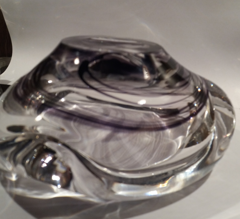 Max Verboeket schaal glas met paarse slingers. Kristalunie Maastricht. kopen? Bied vanaf 45!