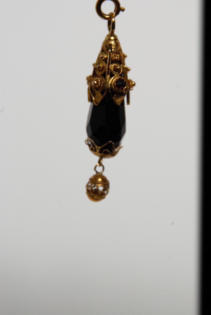 Antieke grote druppelvormige facetgeslepen Granaat in 14 krt gouden zetting kopen? Bied vanaf 180!