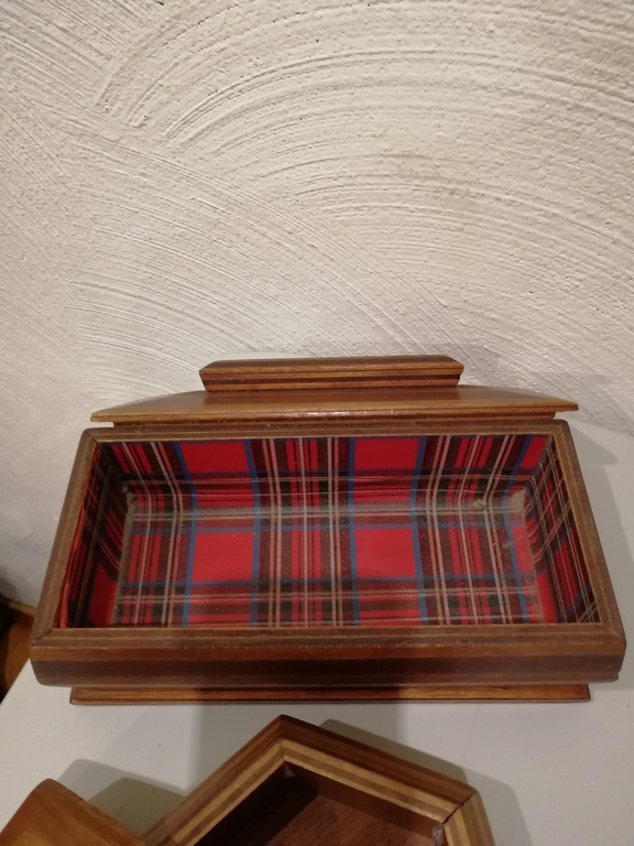 2 antieke houten kistjes - gemaakt uit noten hout kopen? Bied vanaf 20!