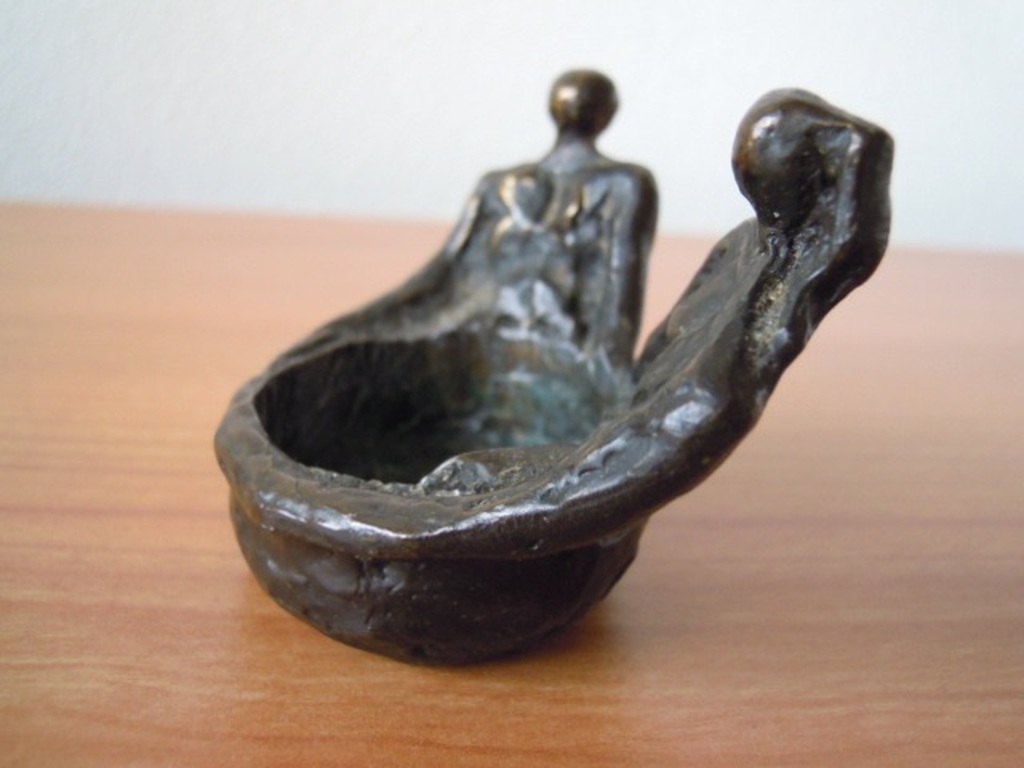 Kunstenaar onbekend- zwaar massief beeldje/theelichthouder -gesigneerd. kopen? Bied vanaf 35!