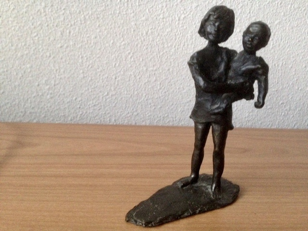 Prachtig bronzen beeldje Corry Ammerlaan van moeder met kind op de arm-13 cm kopen? Bied vanaf 25!