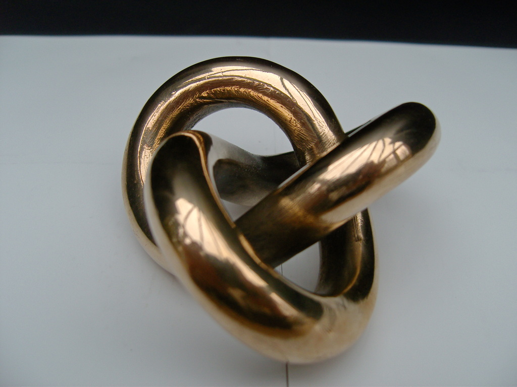 M C Escher: Oneindige knoop in brons kopen? Bied vanaf 60!