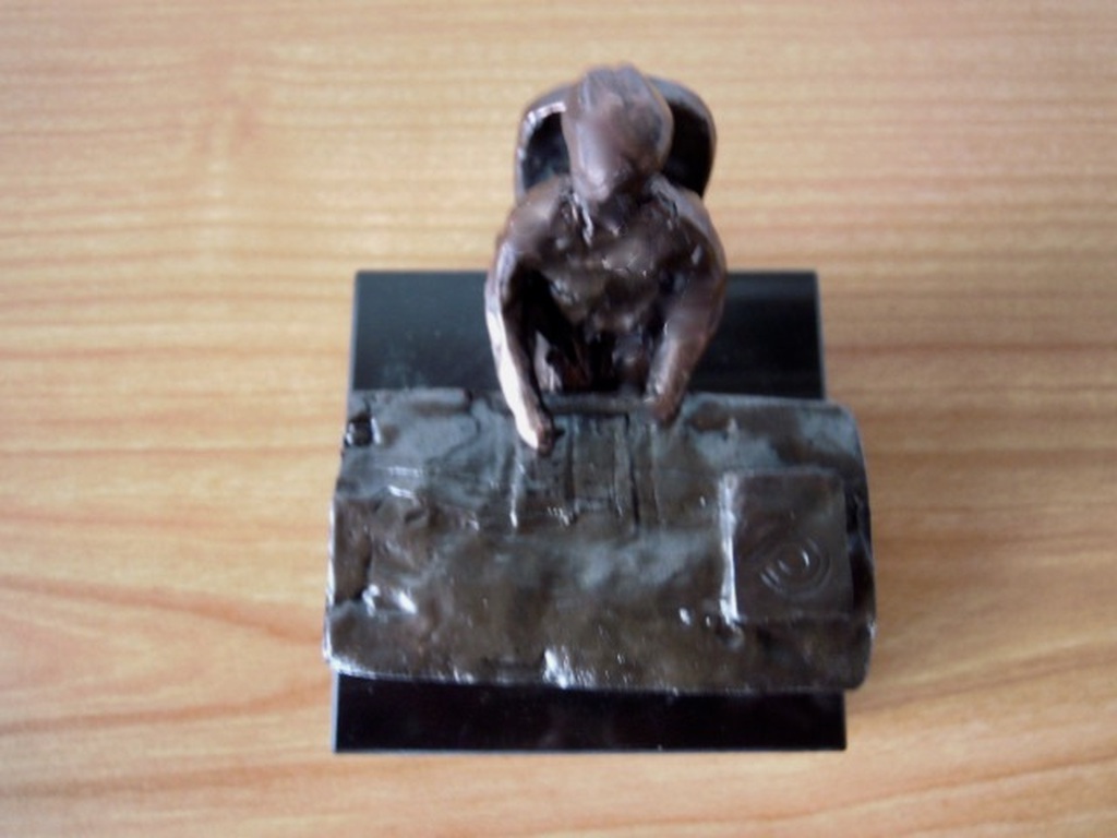 Bronzen beeldje - persoon aan bureau - 1765 gram - kunstenaar onbekend - 12 cm. kopen? Bied vanaf 35!