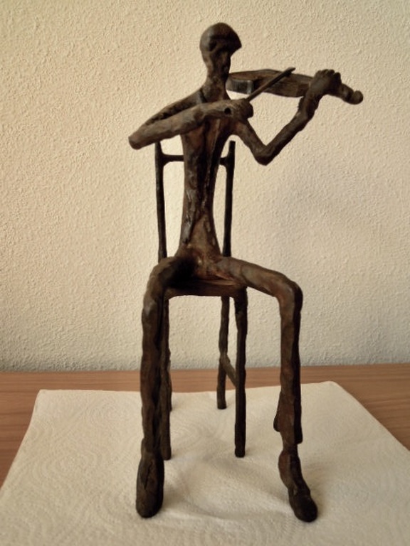 Beeld VIOLIST op stoel - 26 cm hoog. kopen? Bied vanaf 20!