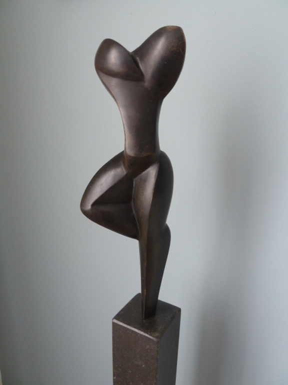 Bronzen moderne sculptuur (vrouw) op natuurstenen sokkel/zuil  kopen? Bied vanaf 250!