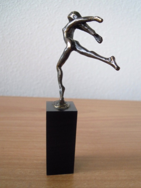 Mooi klein beeldje CORRY AMMERLAAN = gesigneerd. kopen? Bied vanaf 15!