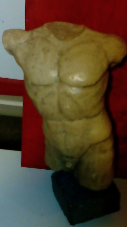 Gipsen mannelijk torso van 41x30 cm. Gesigneerd.  kopen? Bied vanaf 50!