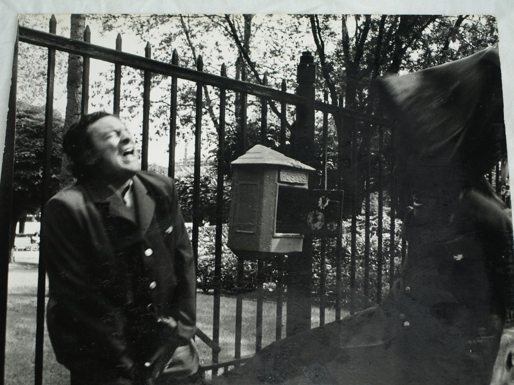 Kim Camba : foto - ‘Schop in kruis’ - gelatinezilverdruk, 1973, oplage 28 ex. kopen? Bied vanaf 1!