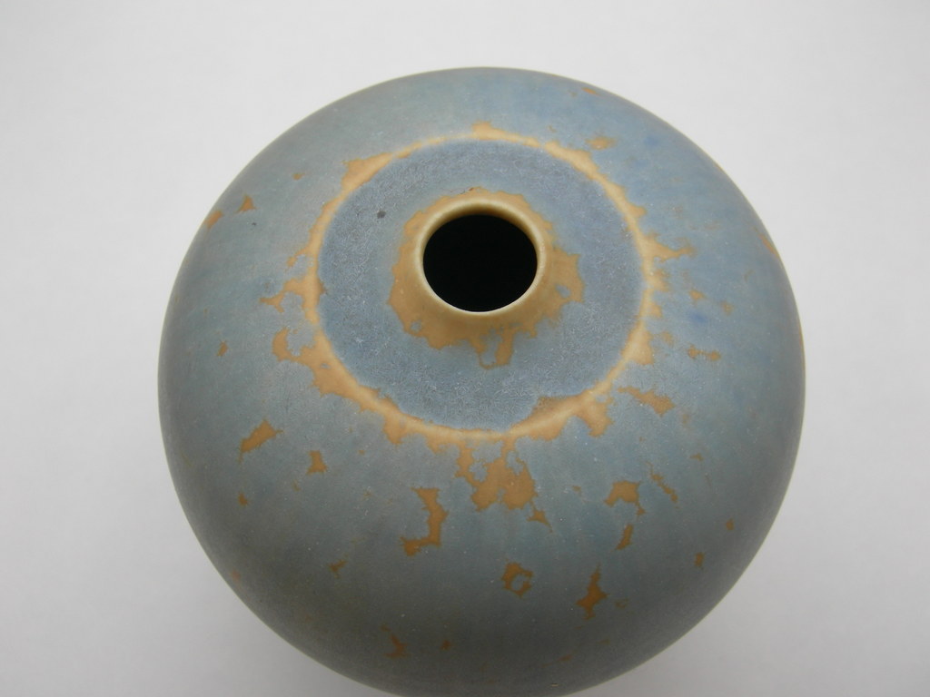 Hein Severijns, licht blauw keramiek vaasje met okergeel kopen? Bied vanaf 60!