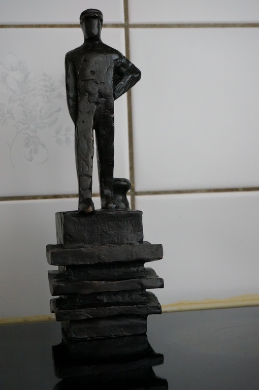 Hartman, Jaap; Bronzen beeld; "Binnenschipper" verkocht voor € 95!