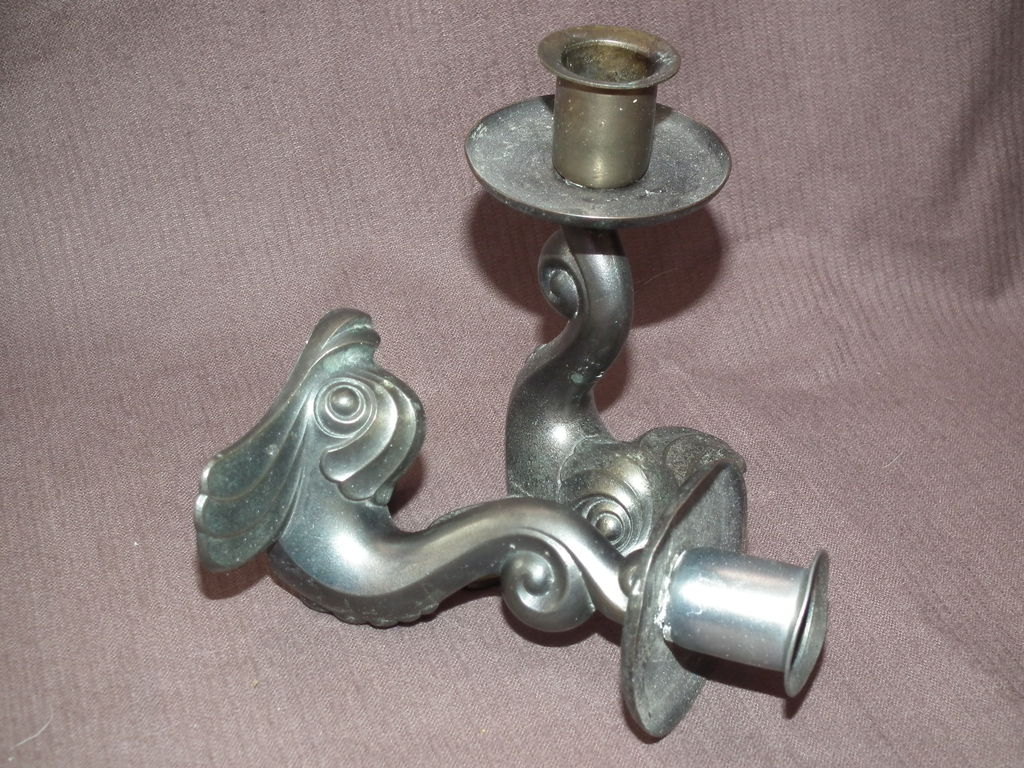 Set van twee Art Deco kandelaars met een dolfijn of koi kopen? Bied vanaf 45!