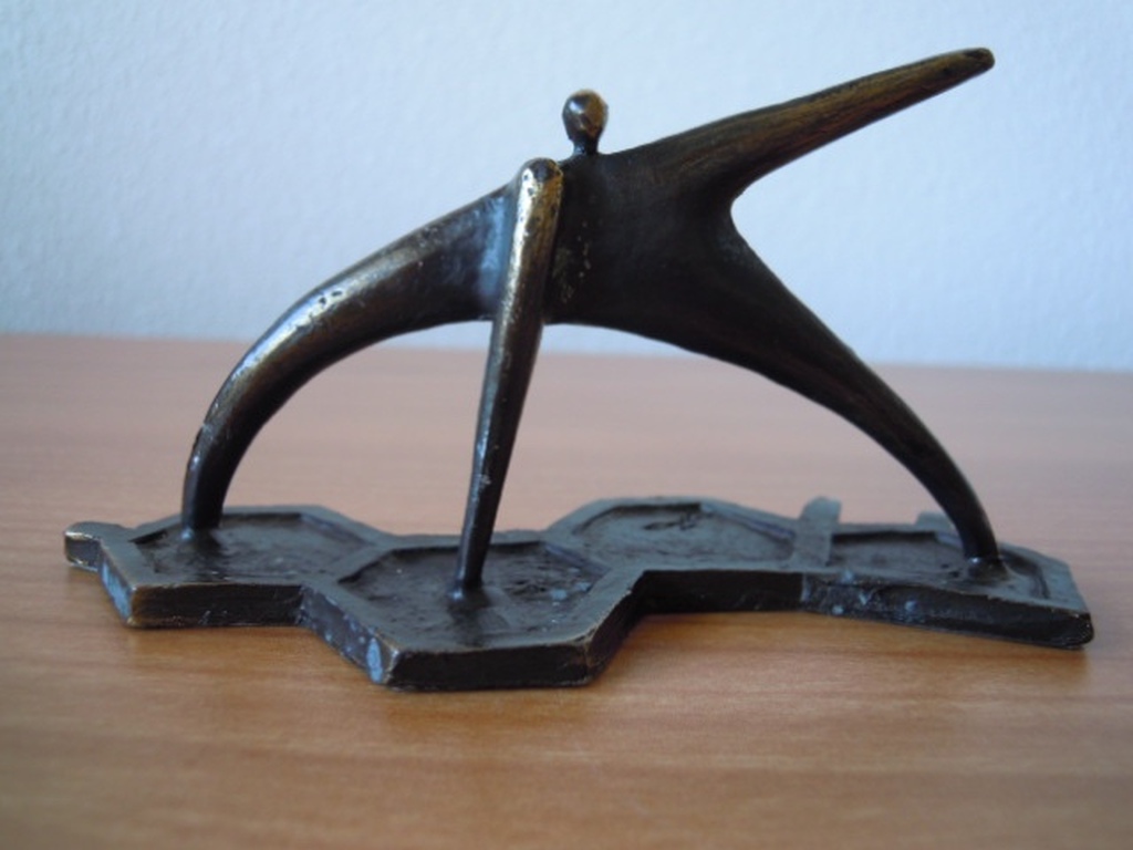 Bronzen beeldje gesigneerd JB - 13 breed X 7 cm hoog.  kopen? Bied vanaf 20!
