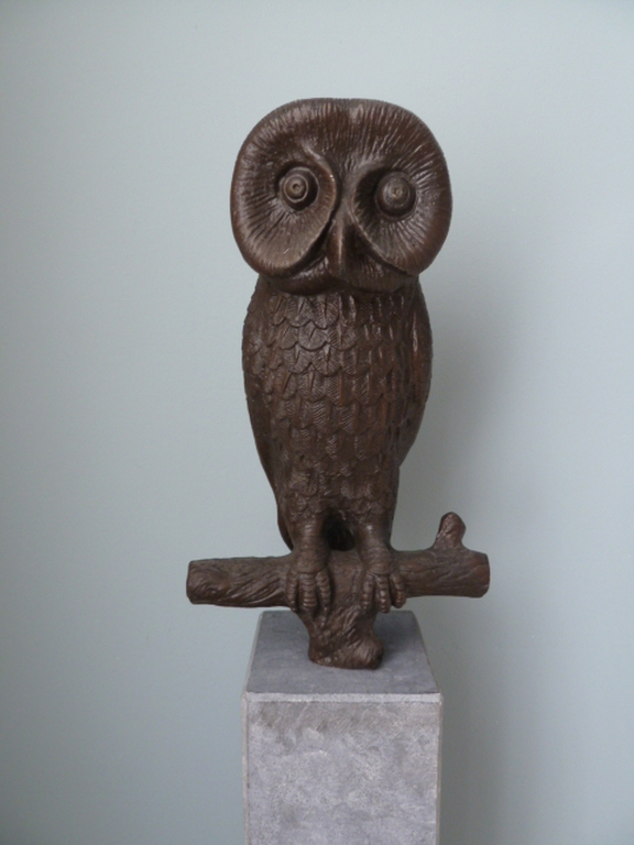 Hattakitkosol Somchai (1934-2000), bronzen uil op natuurstenen sokkel kopen? Bied vanaf 350!