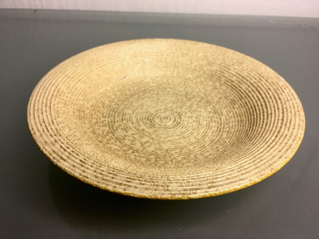 Plateelbakkerij Zuid Holland - Bord met decor 'Stylo' Ontwerp Wil Bertheux -1939 kopen? Bied vanaf 9!