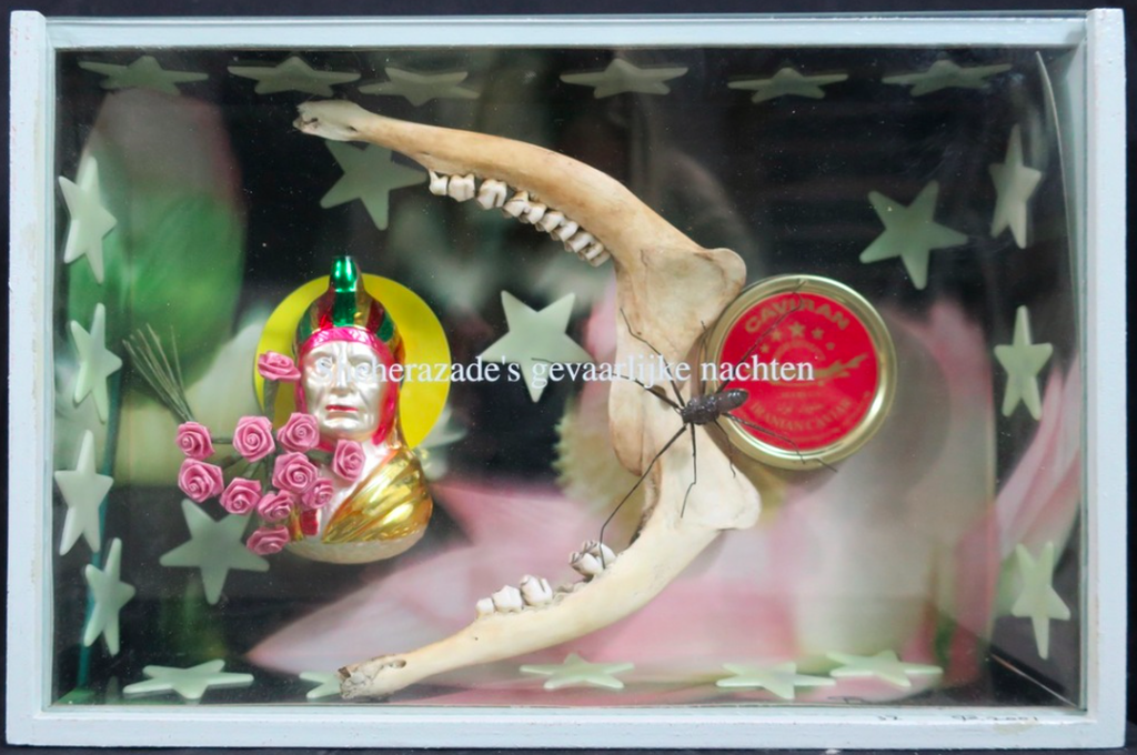 Pamela Schellekens: Kijkkastje, Sheherazade's gevaarlijke nachten - Ingelijst verkocht voor € 60!