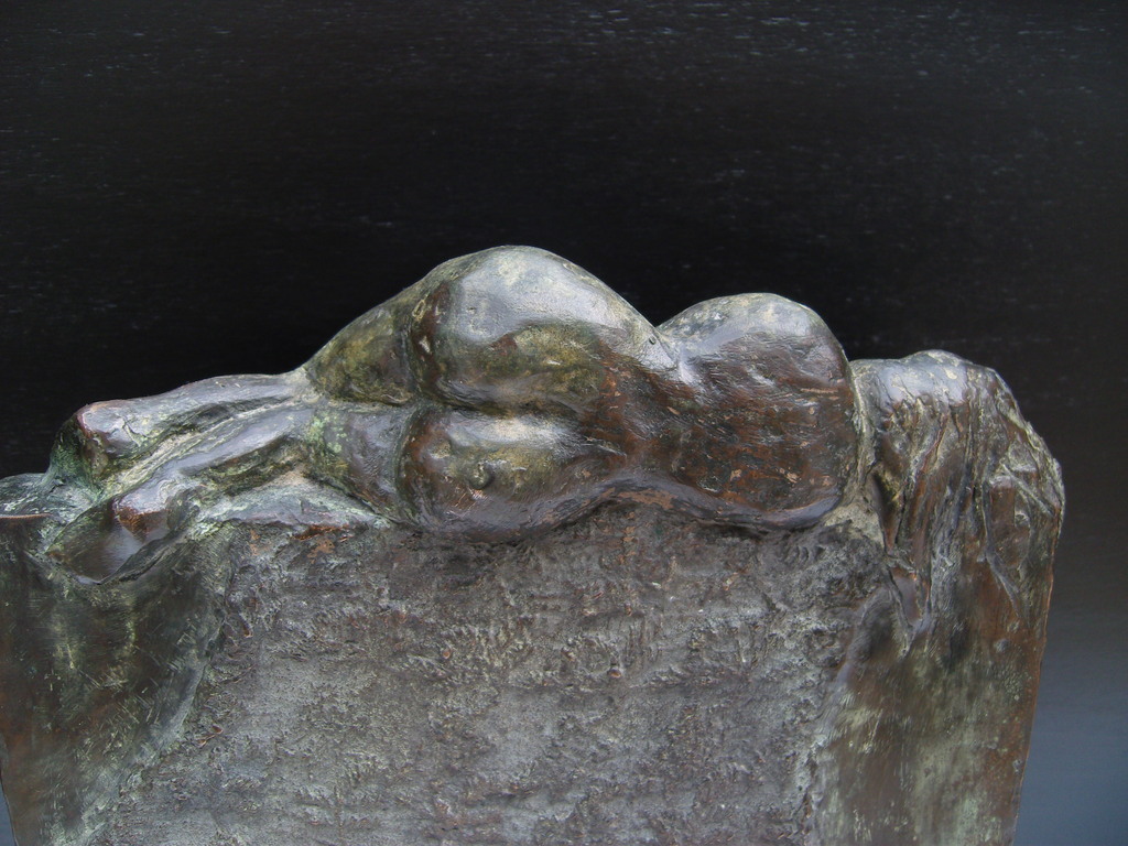 Onbekende kunstenaar: Bronzen beeld "vrouw liggend op muur". kopen? Bied vanaf 200!