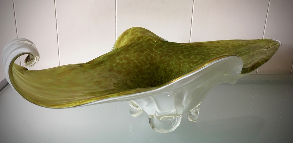 Buy Grote Murano schaal met gouden gele en groene accenten (59 cm) 2e helft 20e eeuw? Bid from 24!