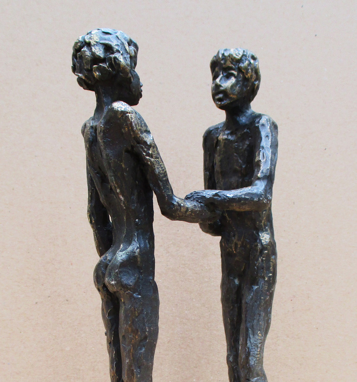 kunstenaar onbekend: plastisch beeld van 2 elkaar begroetende jonge mensen kopen? Bied vanaf 15!