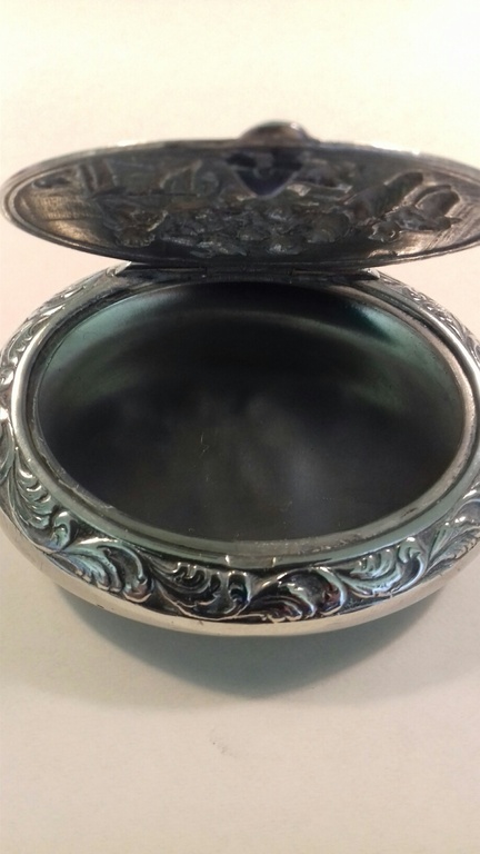 Verzilverd pillendoosje met oud Hollands tafereel.  kopen? Bied vanaf 17!