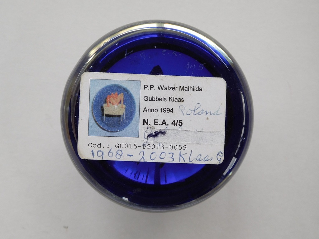 Klaas Gubbels, Glazen presse papier, e.a. 4/5, gesigneerd kopen? Bied vanaf 450!