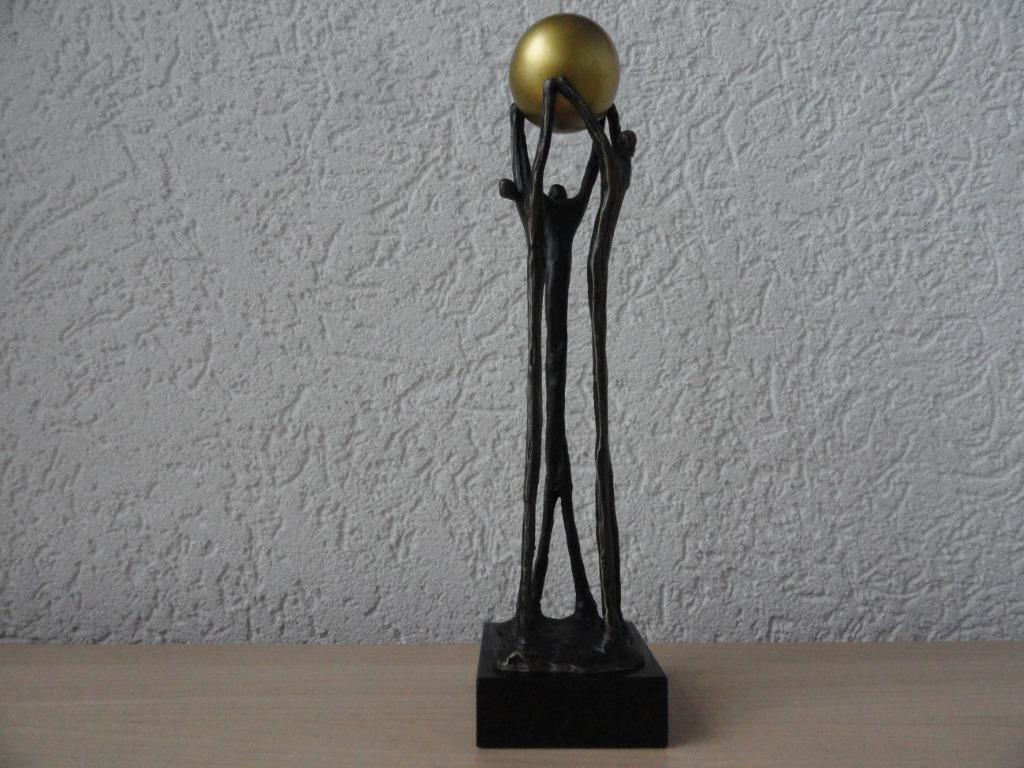 Verbronsde sculptuur op marmeren sokkel * Gebundelde samenwerking * kopen? Bied vanaf 39!
