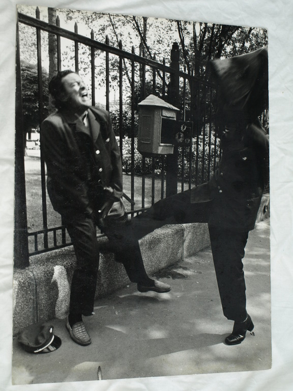 Kim Camba : foto - ‘Schop in kruis’ - gelatinezilverdruk, 1973, oplage 28 ex. kopen? Bied vanaf 1!