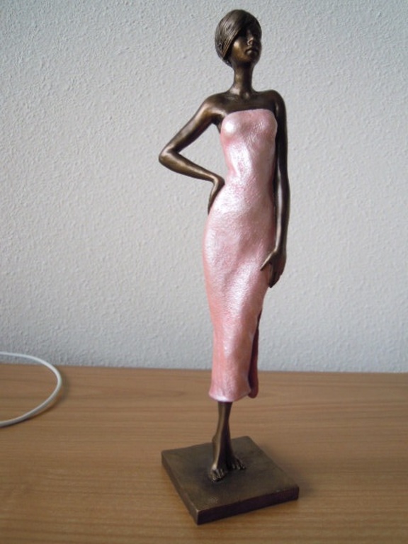 Prachtig beeld van jonge vrouw 26 cm hoog - gesigneerd AE kopen? Bied vanaf 35!