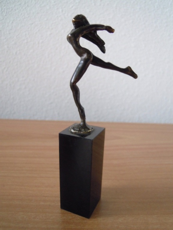 Mooi klein beeldje CORRY AMMERLAAN = gesigneerd. kopen? Bied vanaf 15!