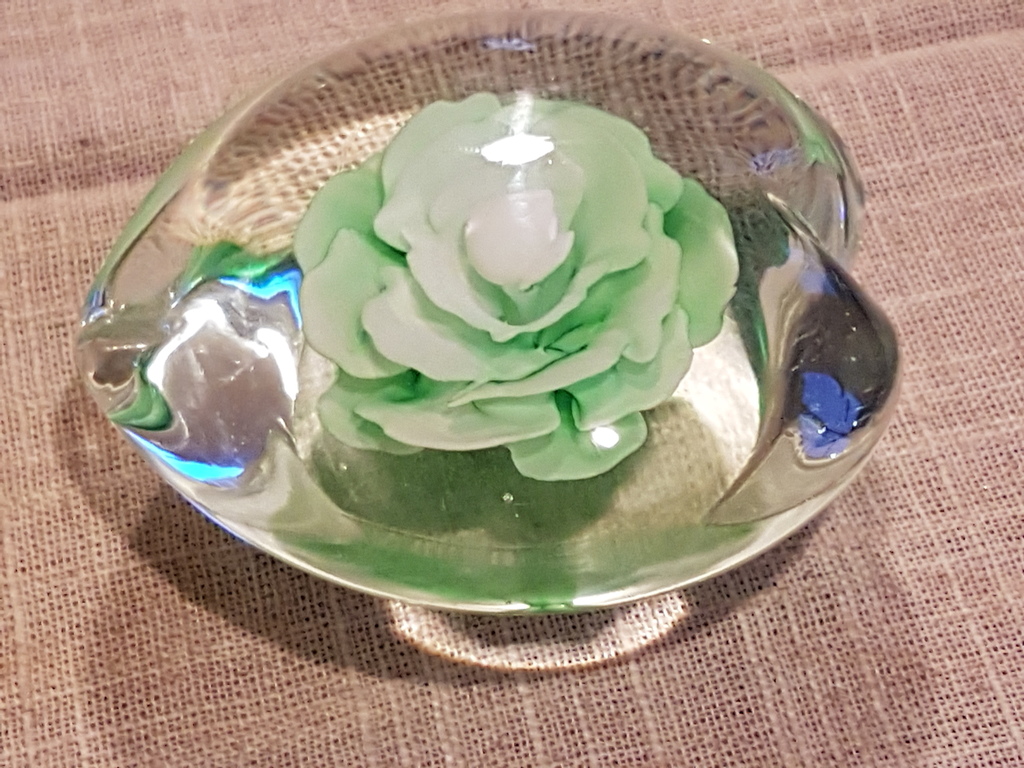 Hartvormige presse-papier met bloem in Melk glas ( vetro lattimo )  kopen? Bied vanaf 15!