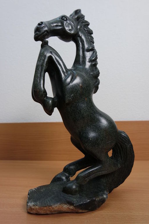Uniek natuurstenen sculptuur van een steigerend paard (hoog 39 cm) verkocht voor € 99!