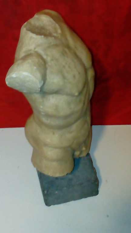 Gipsen mannelijk torso van 41x30 cm. Gesigneerd.  kopen? Bied vanaf 50!