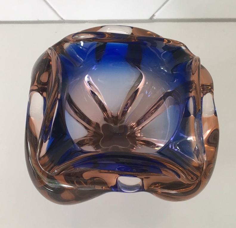 Josef Hospodka voor Chribska glassworks - sixties blauwe & roze schaal kopen? Bied vanaf 20!