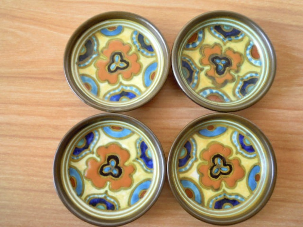 4 Gouda plateel princess ivora schaaltjes / onderzetters - gesigneerd L.v.W. kopen? Bied vanaf 8!