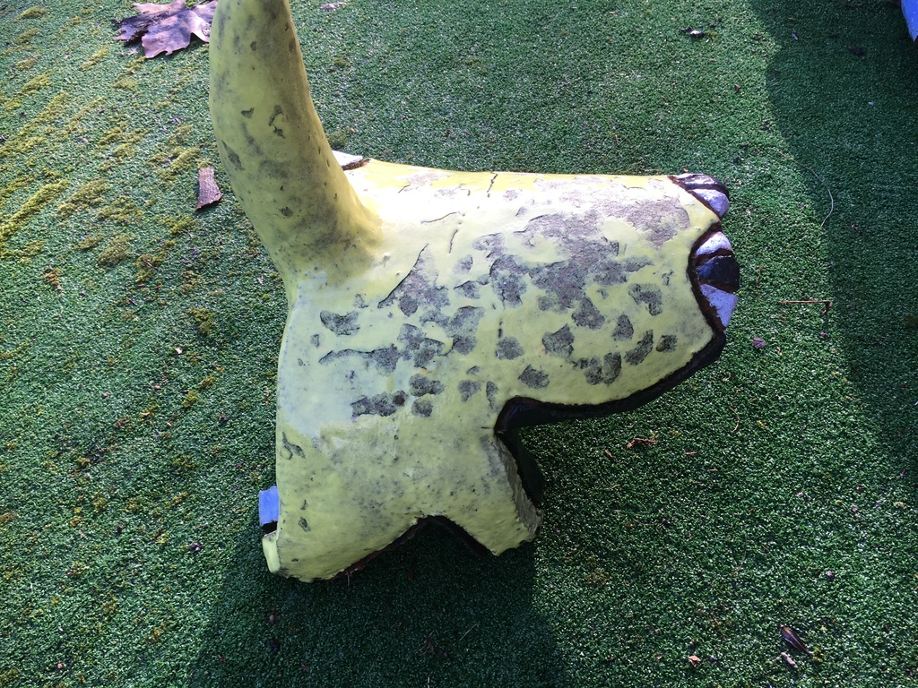 Jan Snoeck.    Gele tor met schubben en staart kopen? Bied vanaf 350!