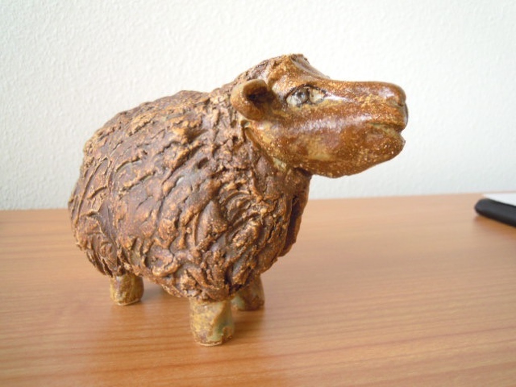 Handgemaakt beeldje van schaap 19 X 13 cm - gesigneerd JB. kopen? Bied vanaf 20!