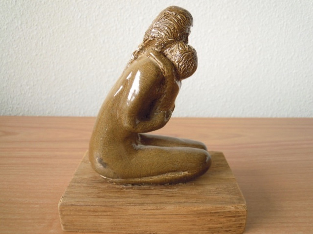Handgemaakt keramiek beeldje  - MOEDER MET KIND - 15 CM HOOG. kopen? Bied vanaf 25!
