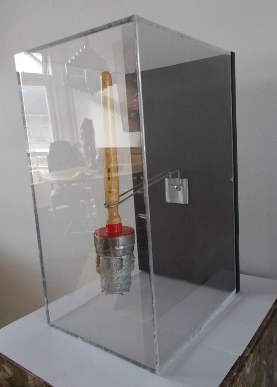 Kwast met miniatuur in perspex kast,Arjen.Lancel.1994 kopen? Bied vanaf 100!