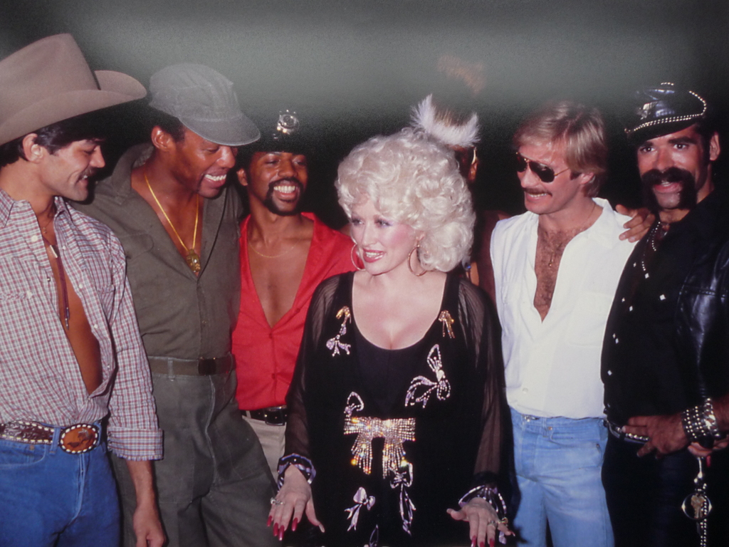 DOLLY PARTON & THE VILLAGE PEOPLE gesigneerde foto GREGG COBARR kopen? Bied vanaf 79!
