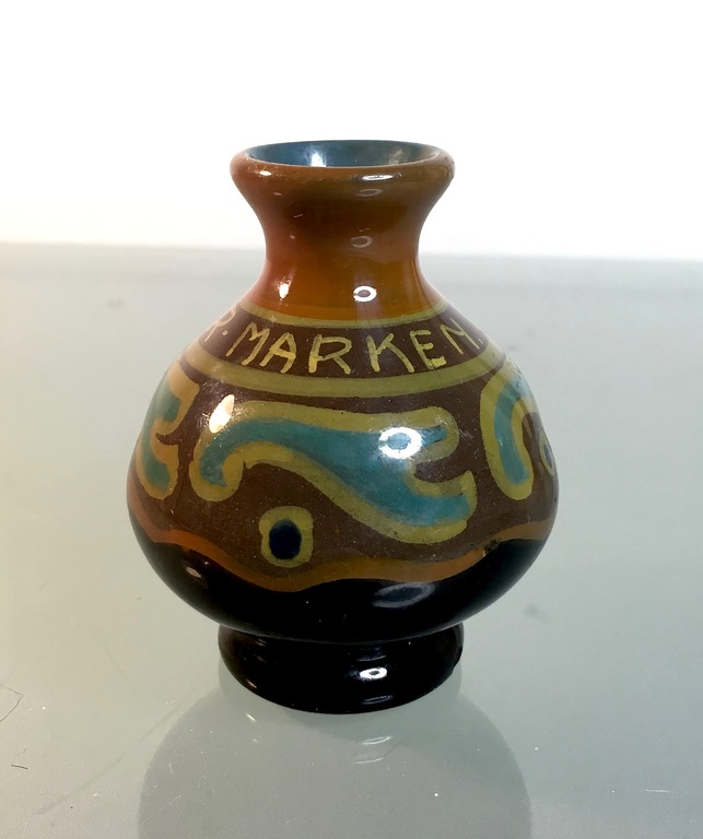 Plateelbakkerij Zenith - Platelen vaasje Marken met polychroom decor -1930's kopen? Bied vanaf 9!