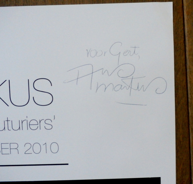 Gesigneerde tentoonstellingsposter van Ans Markus: Hommages aan Couturiers. kopen? Bied vanaf 1!