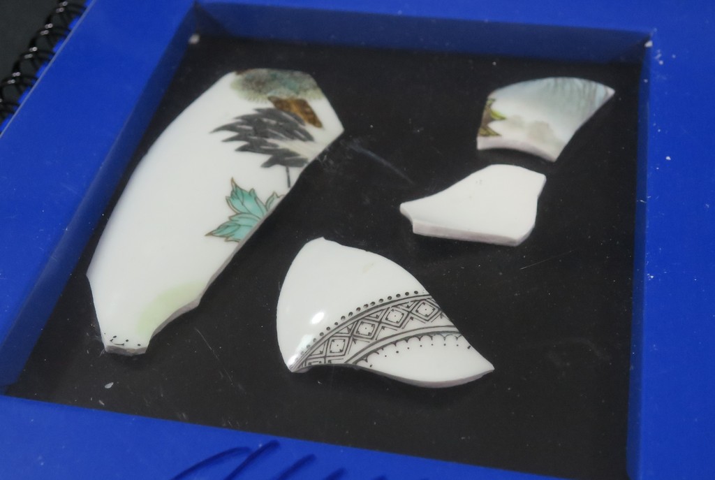 Arman: Catalogus met origineel Chinees porselein op de cover, Fragments de Chine kopen? Bied vanaf 125!